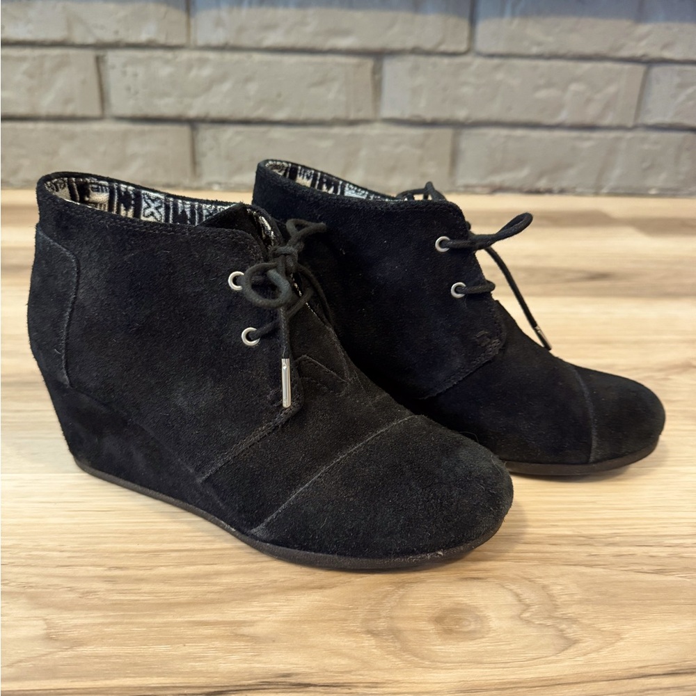 TOMS Desert Wedge - black suede, size 8.5